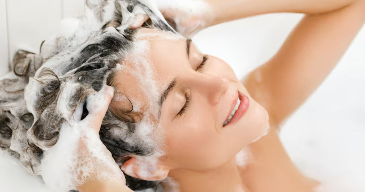 Errores comunes al lavar tu cabello (y cómo evitarlos)