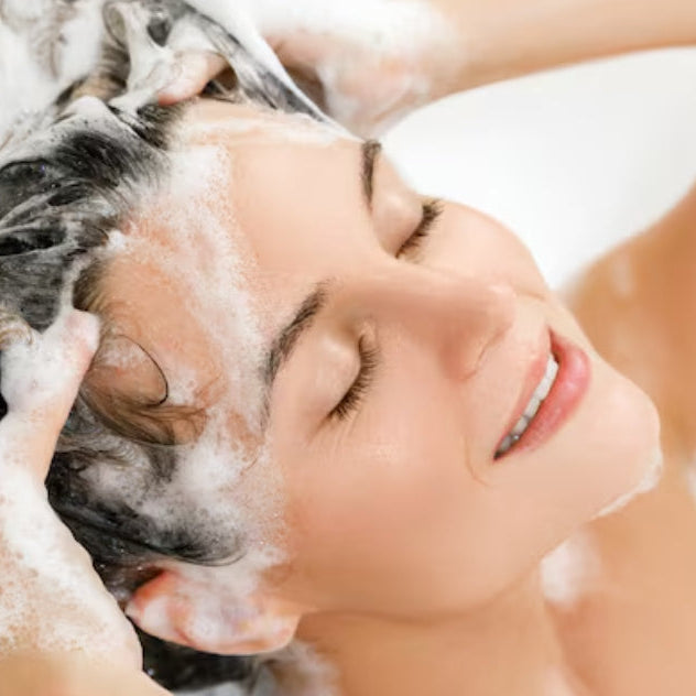 Errores comunes al lavar tu cabello (y cómo evitarlos)