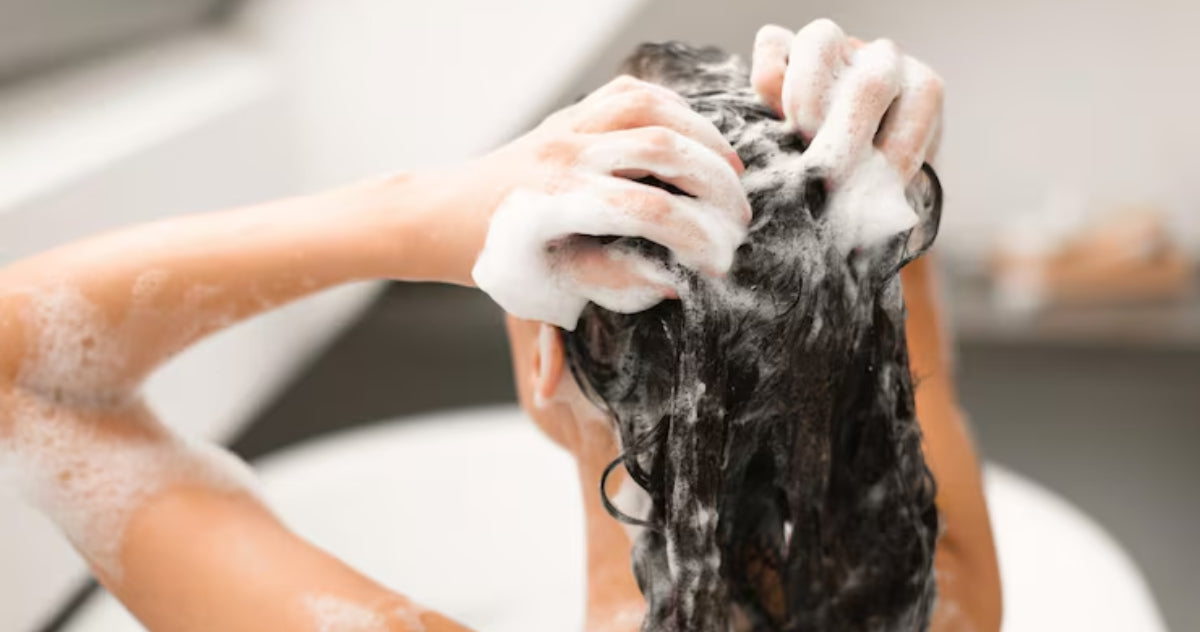 Rutina de 3 pasos para quienes viven peleando con el frizz
