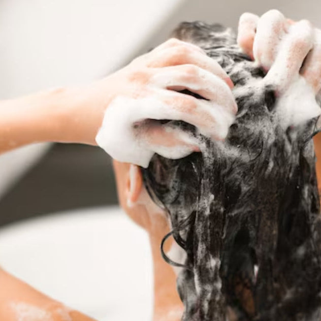 Rutina de 3 pasos para quienes viven peleando con el frizz