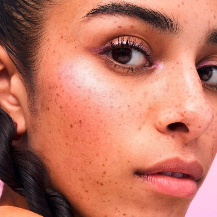 Iluminador Essence Superman De Gelatina En Barra